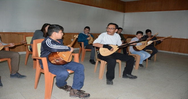 Gazi Timur, çocuklara gönüllü bağlama kursu veriyor