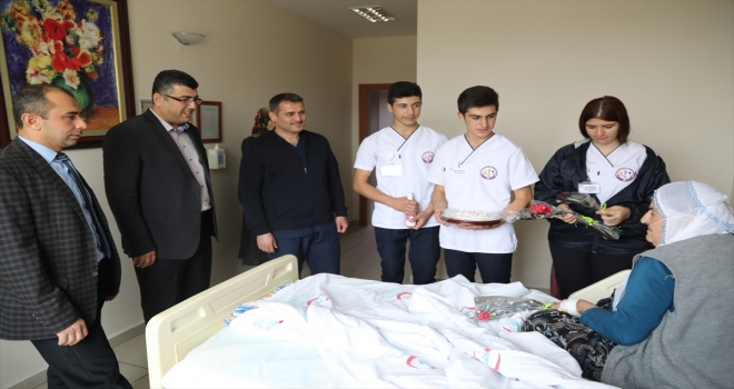 Darendeli öğrenciler hastaları ziyaret etti