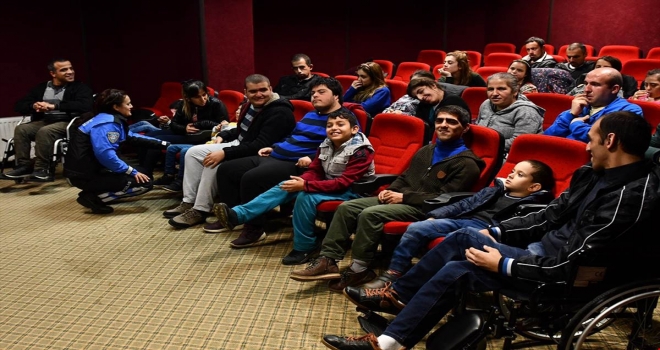 Tuncelide engelli çocukların sinema keyfi