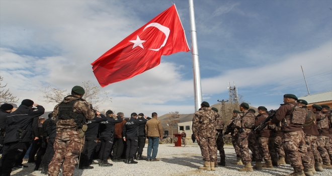 Hakkaride dev Türk bayrağı göndere çekildi