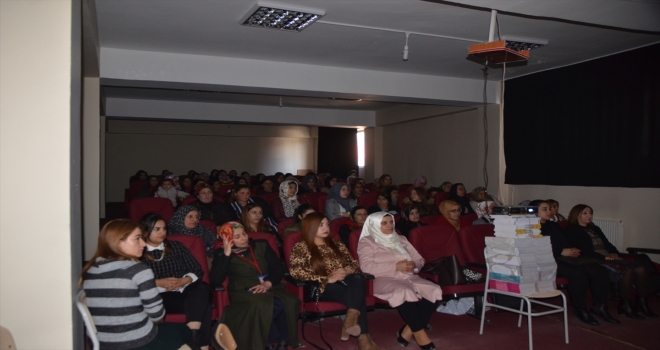 Yüksekovada Kadına yönelik şiddetle mücadele ve toplumsal cinsiyet semineri 