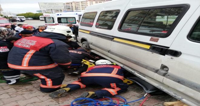 Minibüsün altında kalan kadını itfaiye kurtardı