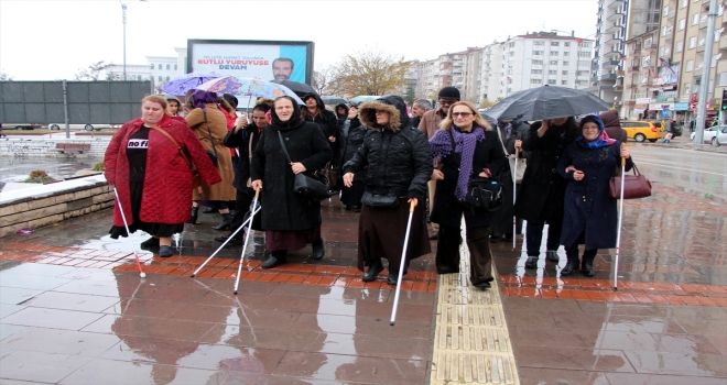 Engelli kadınlar farkındalık için yürüdü