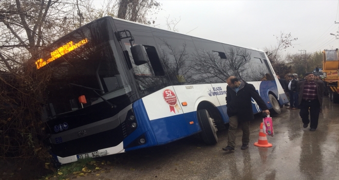 Elazığda halk otobüsü kanala düştü: 1 yaralı 