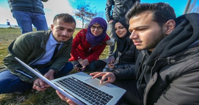 Vanda yabancı öğrenciler AAnın Yılın Fotoğrafları oylamasına katıldı