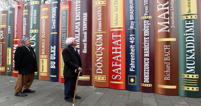 Irak sınırındaki kitap figürlü duvar ilgi görüyor