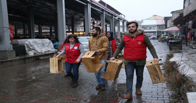 Atık malzemelerden kütüphane oluşturuyorlar