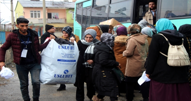 Üniversiteli gençlerin yardımları öğrencilerin yüzünü güldürdü