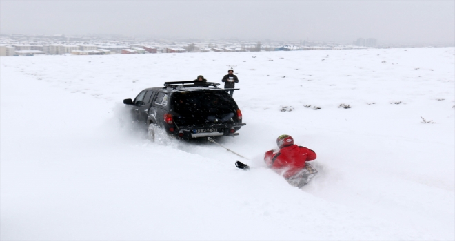 Offroadcuların kar eğlencesi lastik raftingi