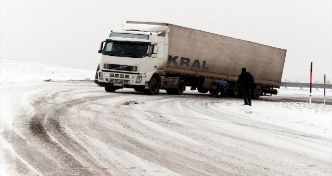 Buzlanma kara yolunda ulaşımı aksattı 