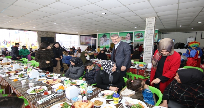 Vali Ekinci, sosyal destek alan ailelerle bir araya geldi 