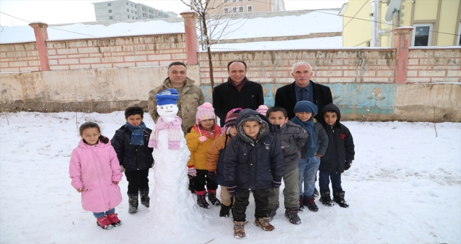 Kaymakam Solak, İran sınırındaki okulu ziyaret etti