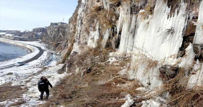 Ardahan Şelalesi dondu