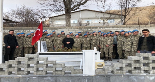 Silah arkadaşları, şehit Bozarslanın kabrini ziyaret etti