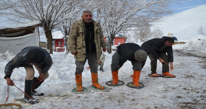 Kara kışta yolları hedikle aşıyorlar