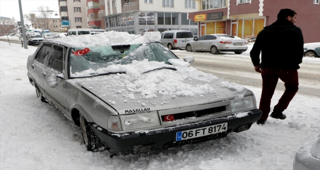 Çatıdan düşen kar kütlesi araçlara zarar verdi