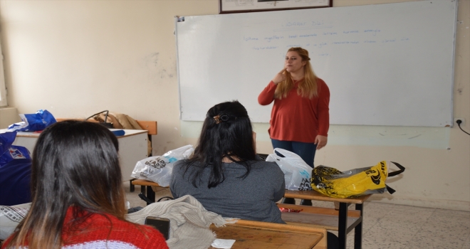 Malazgirtte öğretmenler işaret dili öğreniyor