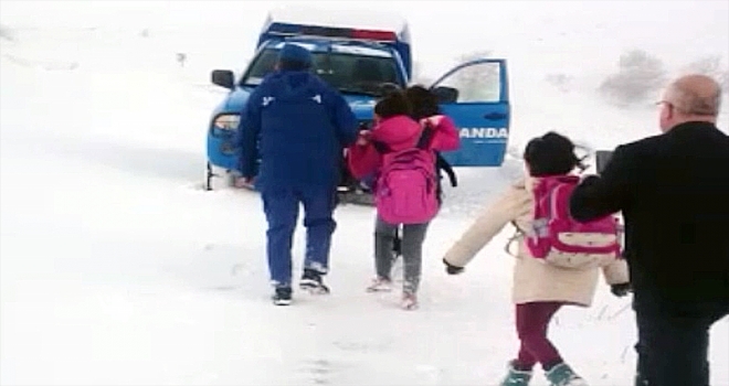 Mehmetçik, yolda mahsur kalan öğrencilerin imdadına yetişti 