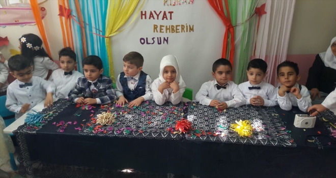 Kuranı Kerimi okumaya başlayan çocuklar için tören