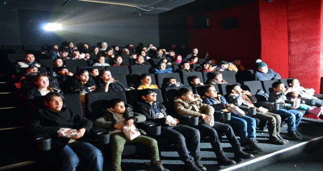 Yetim çocuklara sinema sürprizi