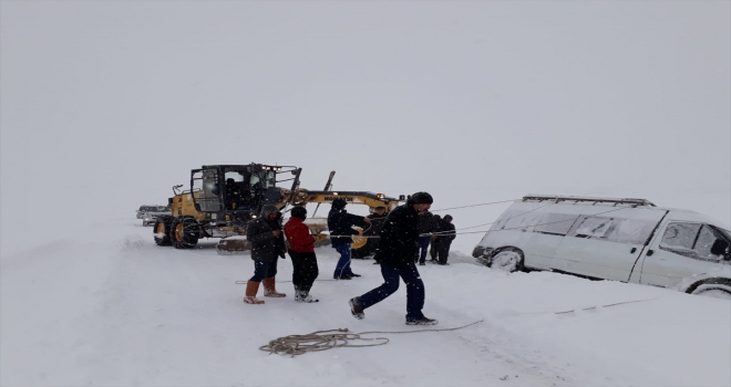 Mahsur kalan öğretmenler kurtarıldı