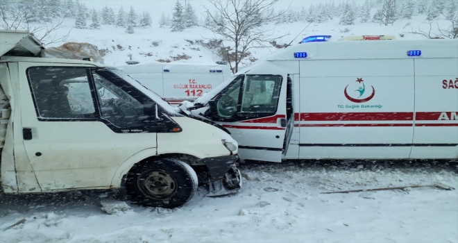 Malatyada ambulans ile kamyonet çarpıştı: 5 yaralı