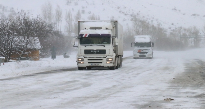 Erzincanda ulaşıma sis ve tipi engeli