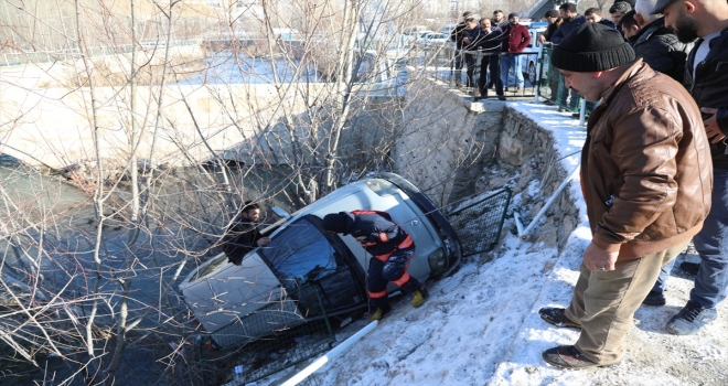 Malatyada otomobil çaya devrildi: 3 yaralı