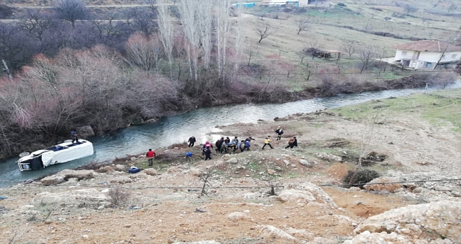 Malatyada minibüs dereye devrildi: 2 yaralı