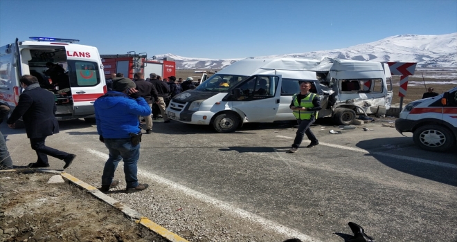 Vanda trafik kazası: 2 ölü, 15 yaralı