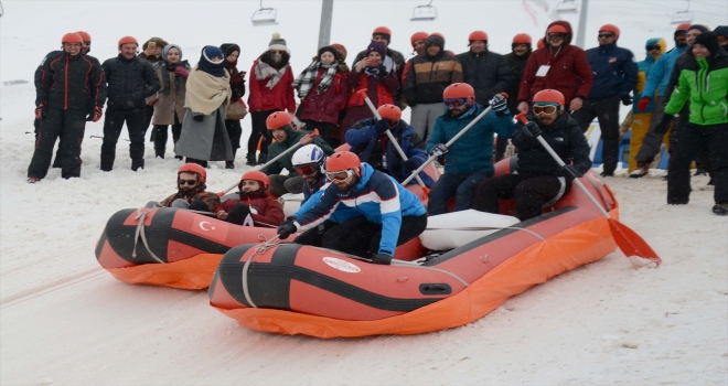 Erzurumda kar raftingi yarışması