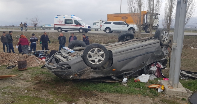 İran uyruklu ailenin otomobili şarampole devrildi: 4 yaralı 