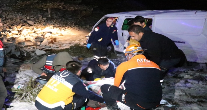 Erzincanda kamyonet şarampole devrildi: 3 yaralı