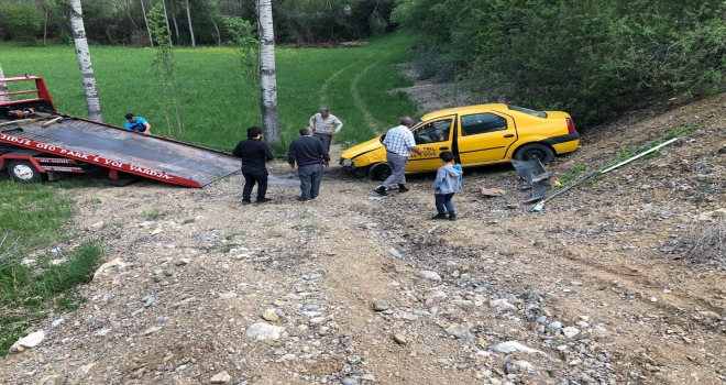 Orta refüje çarpan taksi şarampole yuvarlandı: 1 yaralı