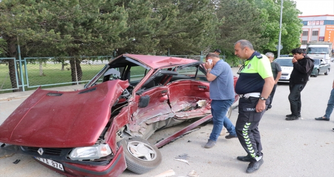 Park halindeki otomobile çarptı