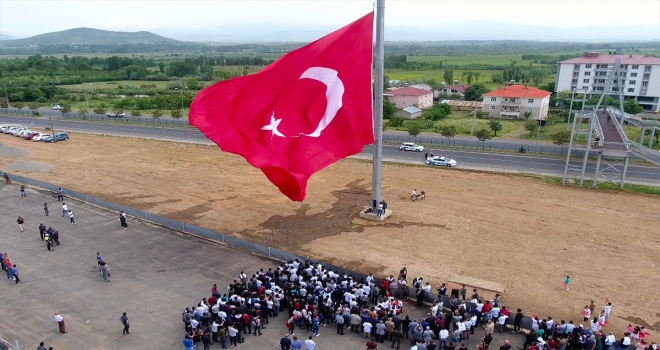 Bingölde dev Türk bayrağı göndere çekildi