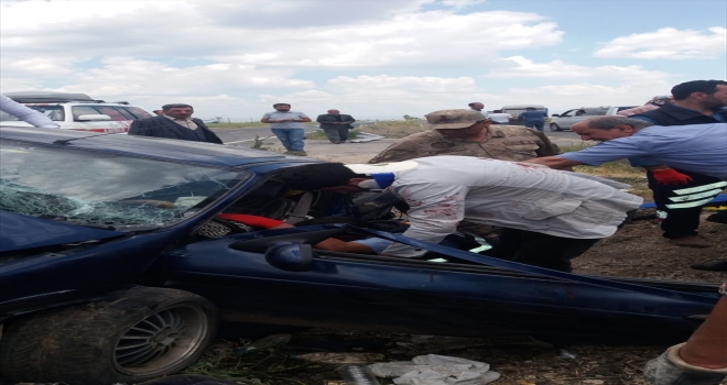 Ağrıda trafik kazası: 1 ölü, 2 yaralı