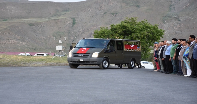 Hakkaride şehit askerler için tören düzenlendi