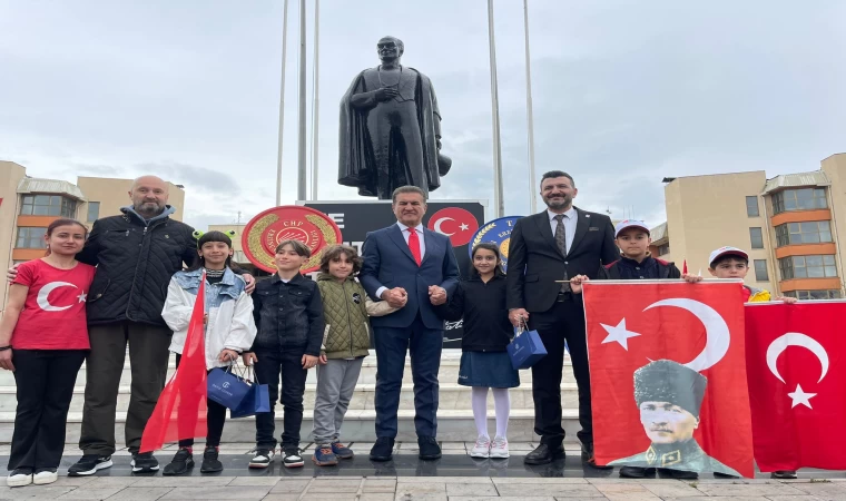 CHP, Atatürk Anıtına Çelenk Sundu