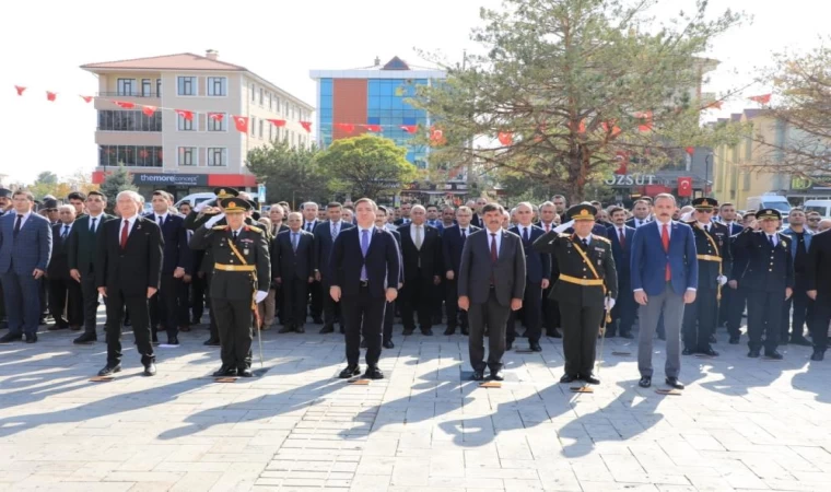 29 Ekim kutlamaları Kapsamında Anıta Çelenk Sunuldu