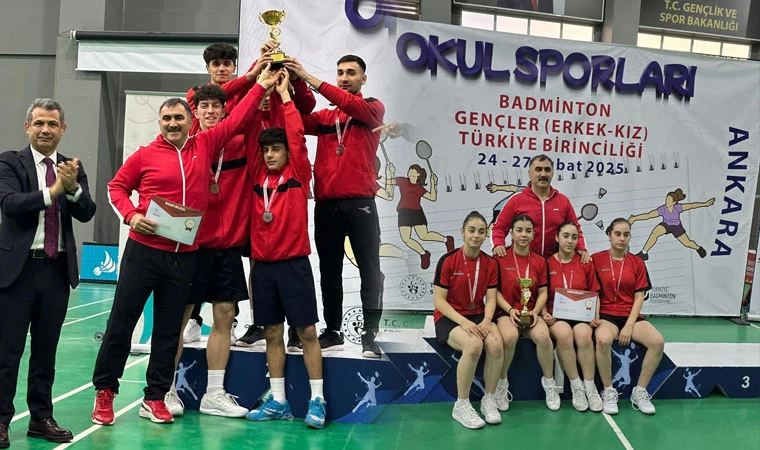 Badmintoncularımız Türkiye ikincisi ve üçüncüsü oldular.