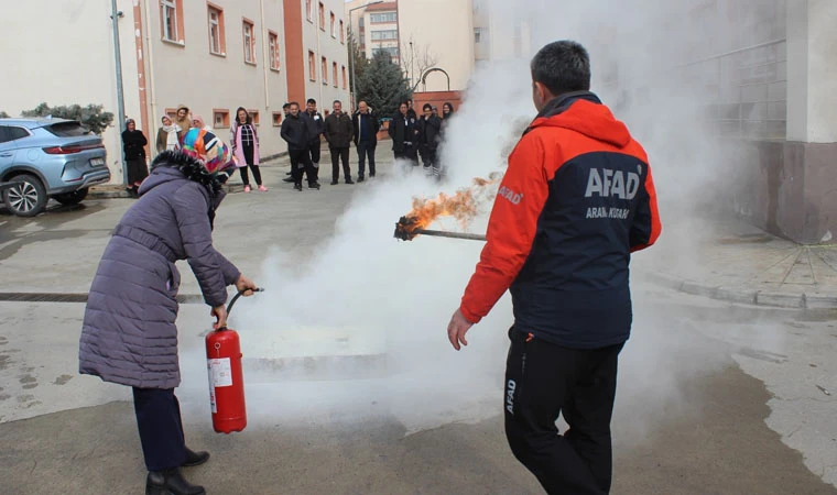 Öğrenci Yurdu’nda afet farkındalık ve yangın eğitimi