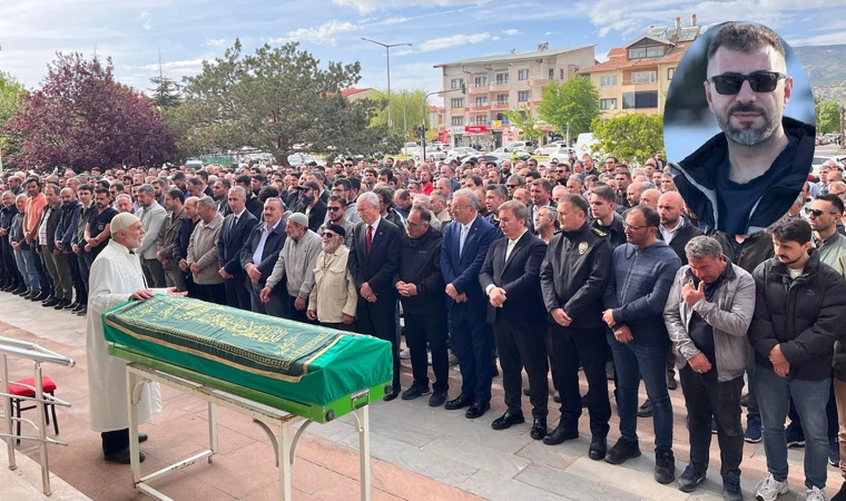 Motosiklet Kazasında Hayatını Kaybeden Eczacı Enis Toprağa Verildi