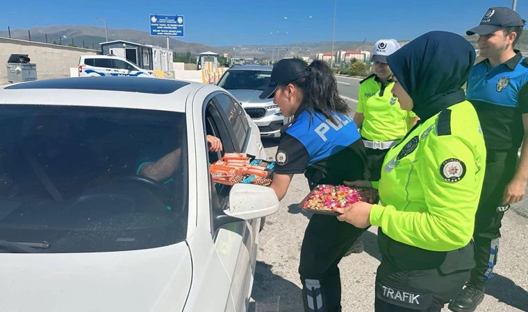 Erzincan Emniyetinden Bayram Yolculuğunda Farkındalık Etkinliği