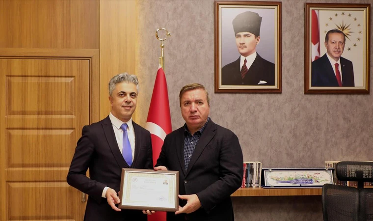 Başhekim Prof. Dr. Ufuk Kuyrukluyıldız’a Vali Aydoğdu’dan Başarı Belgesi