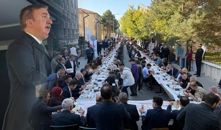 “Kütüphane Sokağı’nda Protokol ve Öğrenciler Kahvaltıda Bir Araya Geldi”
