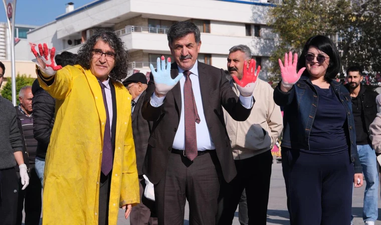 Dörtyol Meydanı’nda Renkli El İzleriyle Şiddete Hayır Mesajı