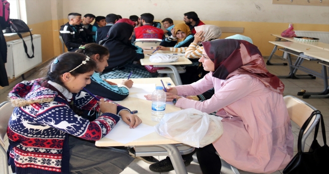 Kitap kurdu yetiştirmek için mahalle mahalle dolaşıyorlar