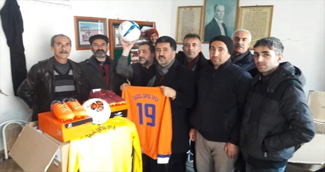 Baskil Şafak Sporlu eski futbolculardan takıma malzeme yardımı 