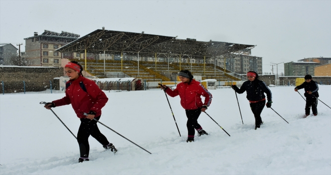 Futbol sahasında kayaklı koşu antrenmanı